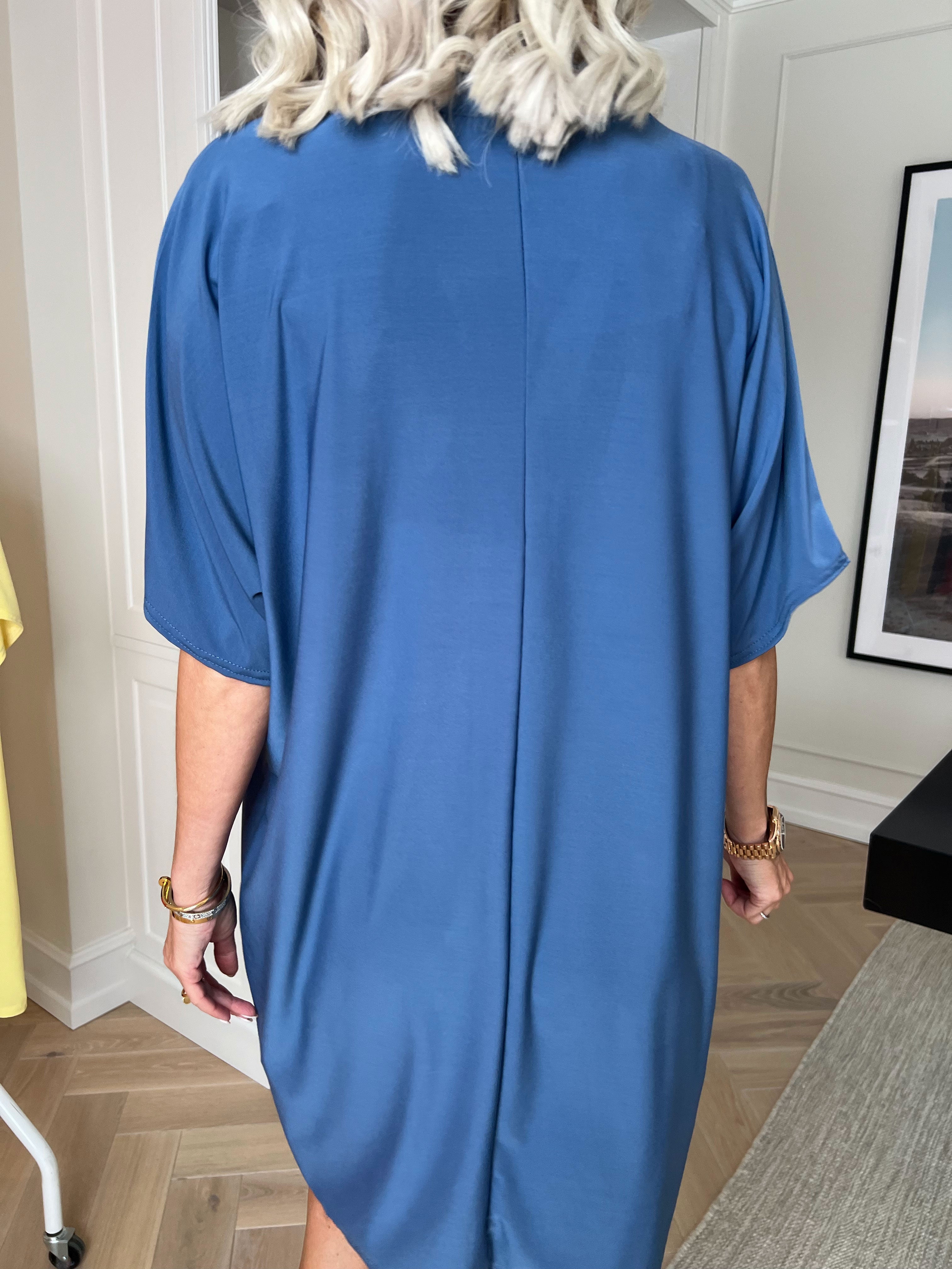 Lenna - Simpel ensfarvet kjole i elastisk stof